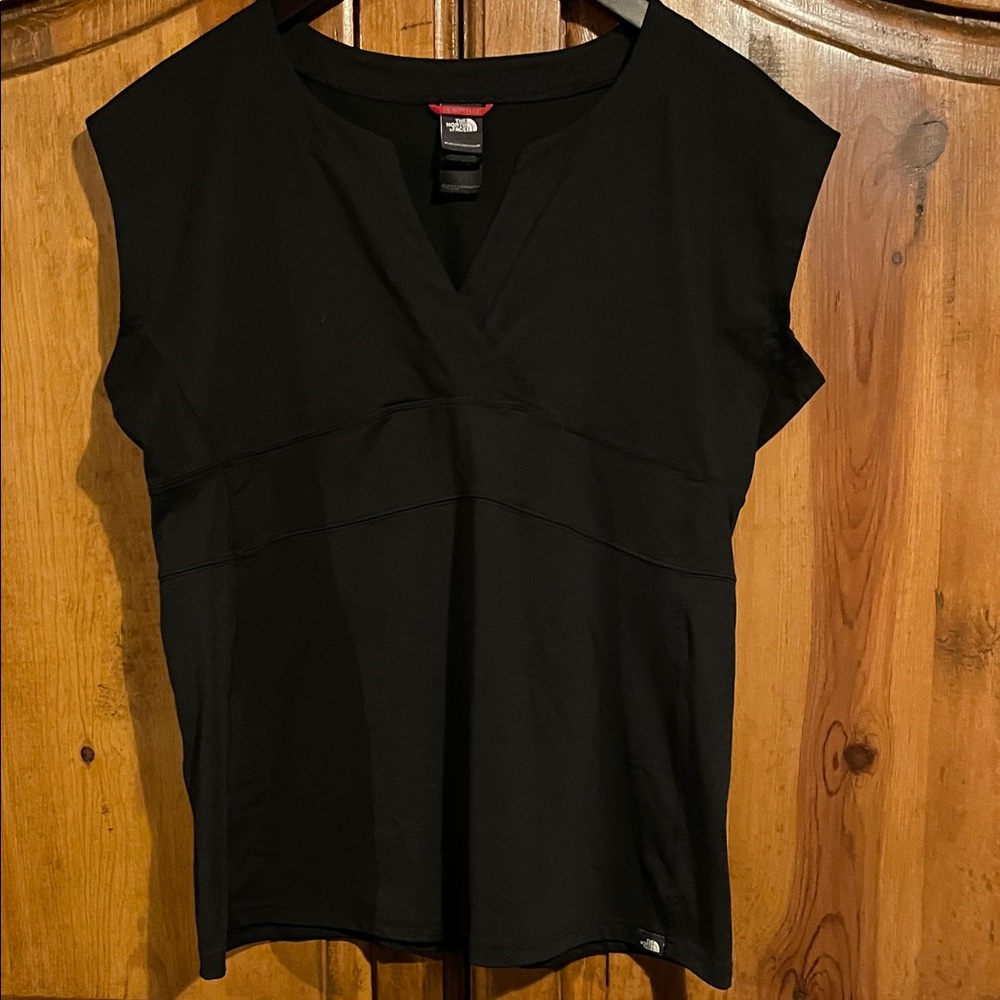 The North Face Women’s pull over Athlletic Top size XL Black logos it’s soft !!